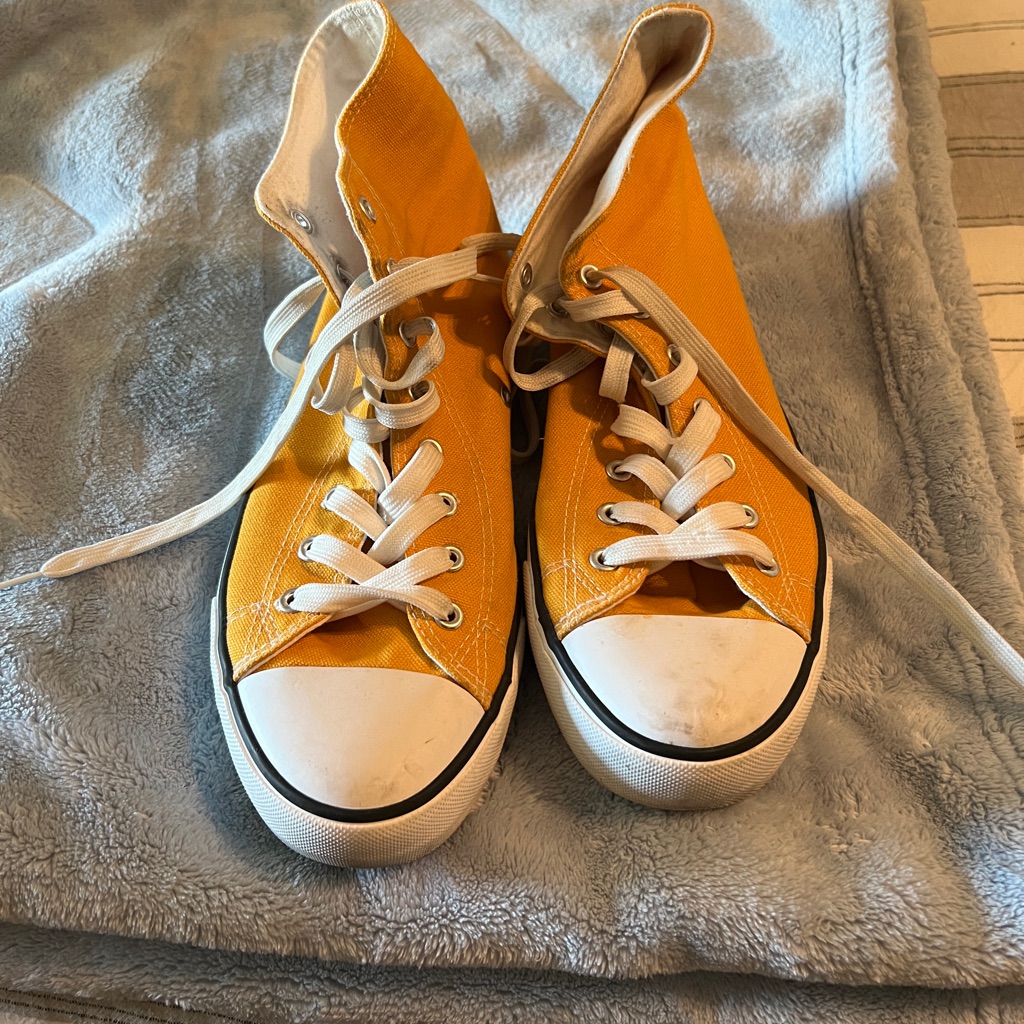 **Amazon Basic Chuck Style Size 9.5